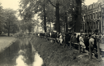 605170 Afbeelding van een menigte langs de Biltstraat te Utrecht, vermoedelijk tijdens de intocht van de geallieerden. ...